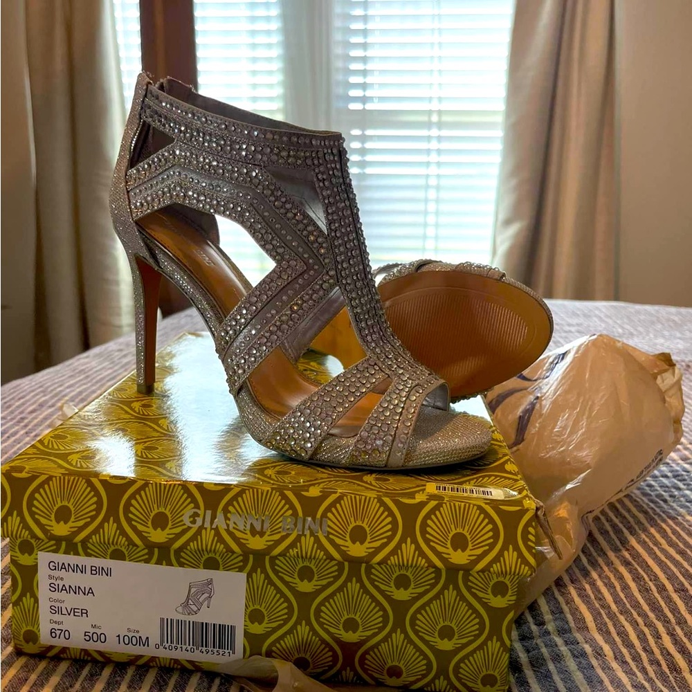 Brand New Gianni Bini Sianna Size 10 (fit 9-10)